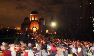 水の祝福、宗教的な行列、氷穴への飛び込み - 公現祭の祝日がロシアで祝われる