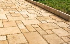 Paving slabs on concrete to improve the strength characteristics of the coating