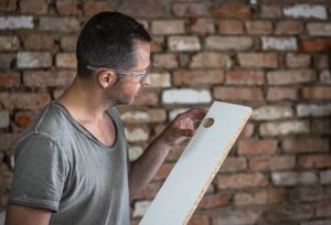Установка панелей из белой лепнины: советы по созданию элегантного интерьера
